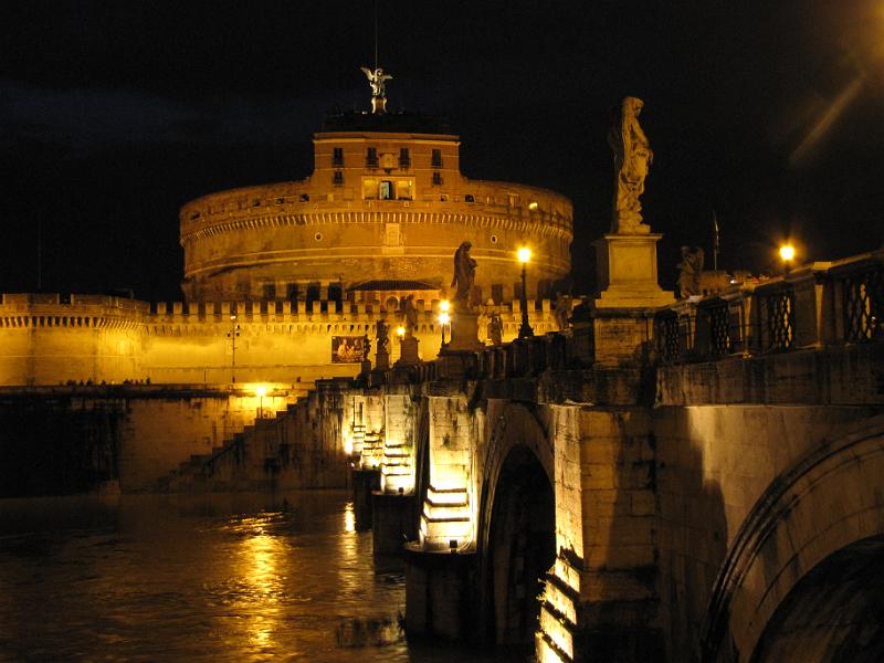 castel sant angelo_bij_nacht.jpg - Ook een mooi avondplaatje: Castel Sant' Angelo. Tina viel het op dat er wel erg veel flitslicht vanuit de Engelenburcht te zien was. Het bleek al snel dat toevallig die avond een museum avond was in Rome waarbij je gratis toegang had tot alle musea.